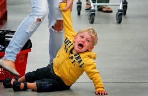 Criança gritando na rua.