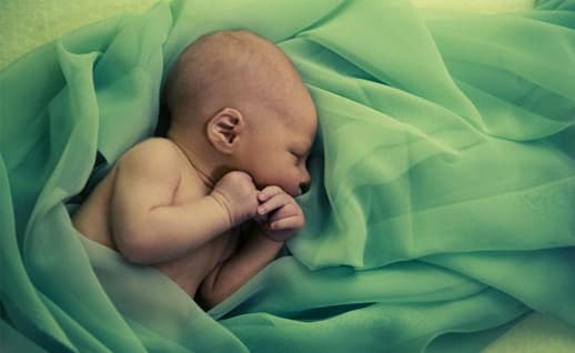Rcém-nascido em um lençol.