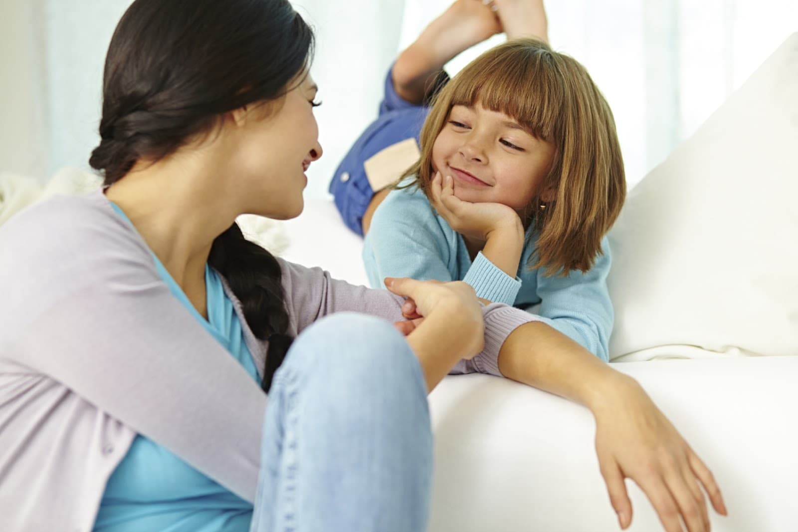 Mãe conversando com sua filha.