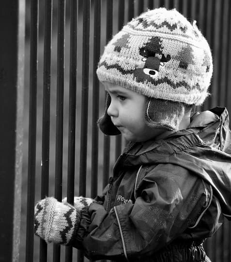 Criança com roupa de inverno.