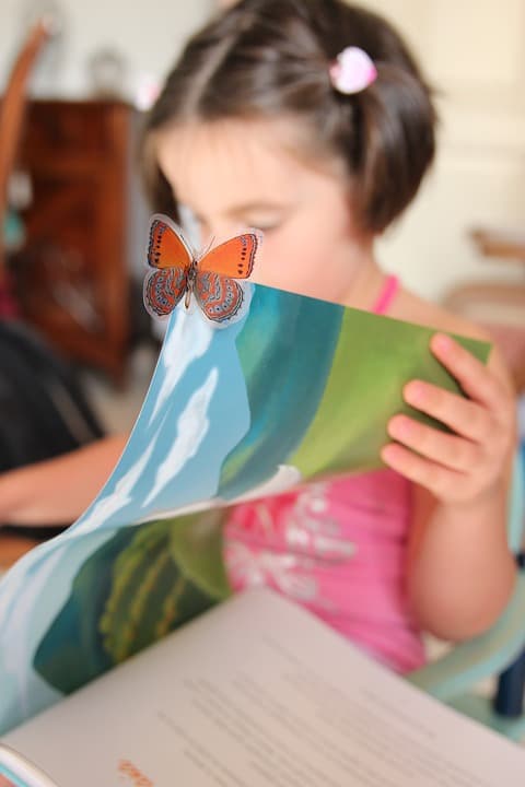 Criança lendo um livro.