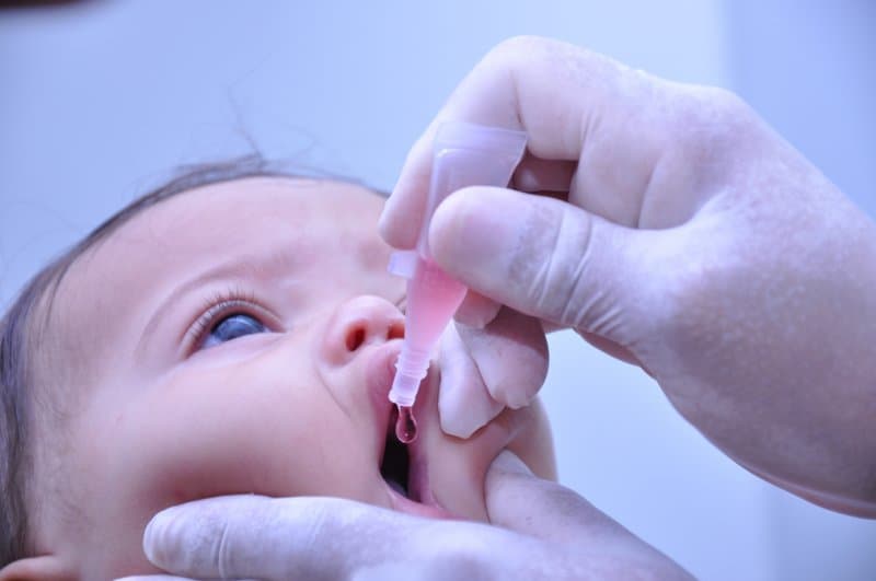 Bebê tomando vacina.